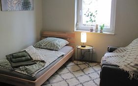 #3 Gemütliches ruhiges Zimmer Gartenblick, Gemeinschaftsbad W-Lan Airport nah gelegen mit Late Night Check in Haus Nr 9,5